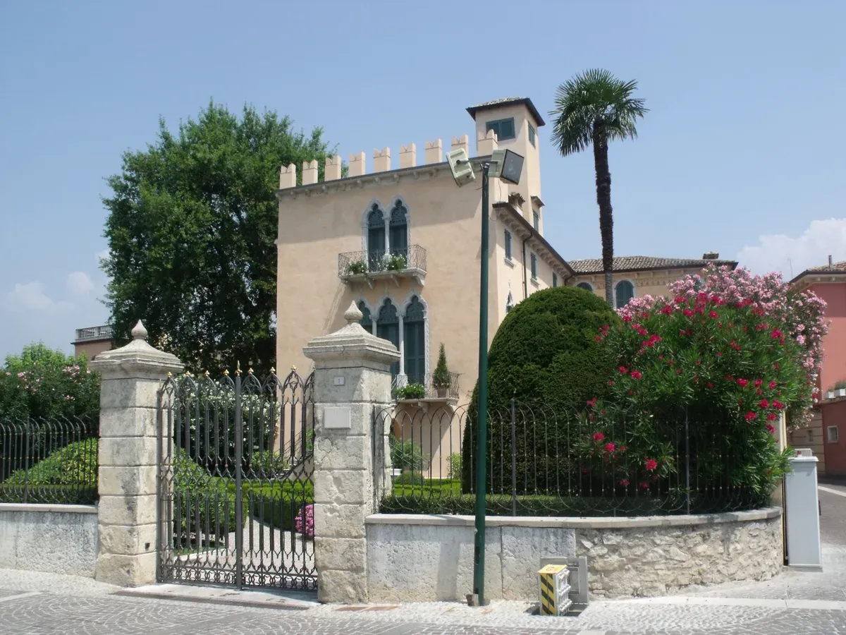 Villa delle Rose behind its gate on the lakefront in Bardolino